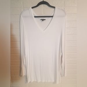Universal standard white, Foundation Long Sleeve V-Neck Tee